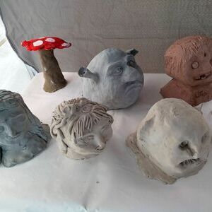 Köpfe aus Ton