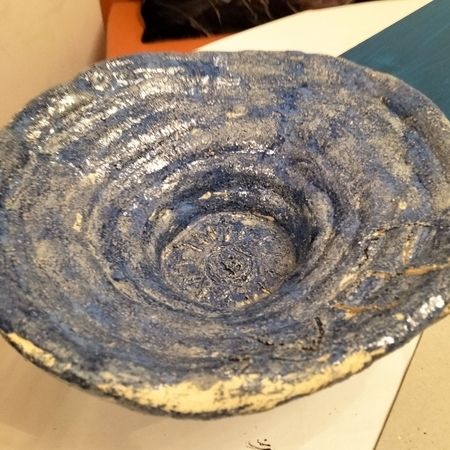 Eine blaue Schüssel aus Ton