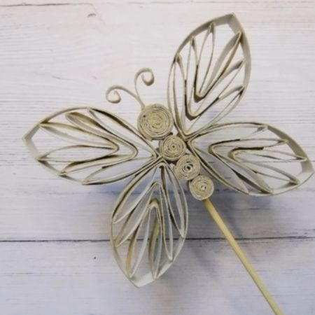 Bunter Schmetterling aus Toilettenpapier, kreativ gebastelt, mit fröhlichen Farben und filigranen Details.