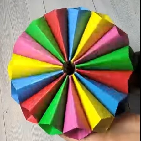Bunter kreis aus Toilettenpapier, kreativ gebastelt, mit fröhlichen Farben