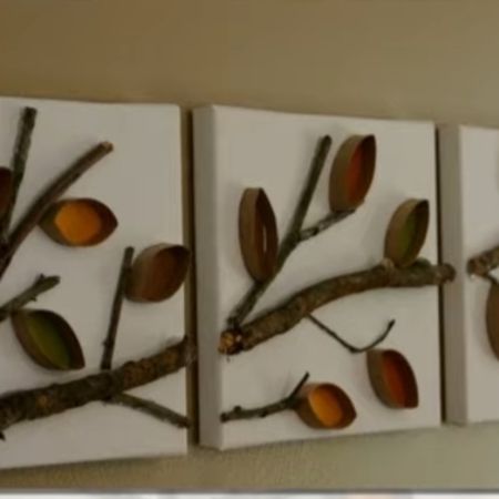 Drei kunstvolle Bilder an der Wand zeigen Blätter und Äste