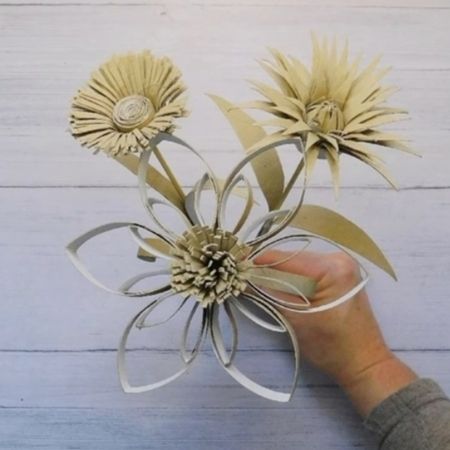Ein Papierblumenstrauß die kunstvoll gestaltet wurden