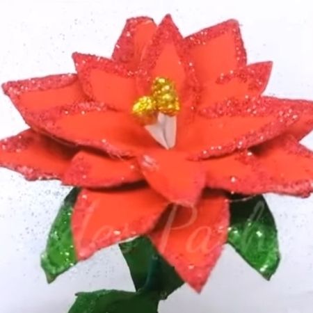 Eine rote Papierblume inspiriert vom Weihnachtsstern.