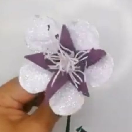 Eine kreative lila Papierblumen