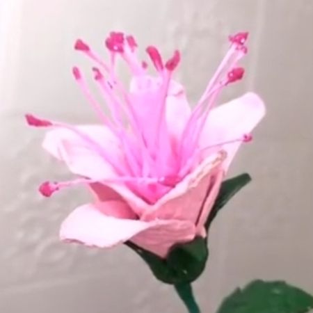 Eine kreative Rosa Papierblumen