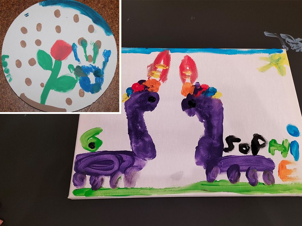 Eine Kinderzeichnung zeigt zwei lilafarbene Fantasietiere mit bunten Hörnern und kräftigen Farben, daneben steht ein Name und im kleinen Bild eine Blume mit einer Handabdruck neben vielen Punkten